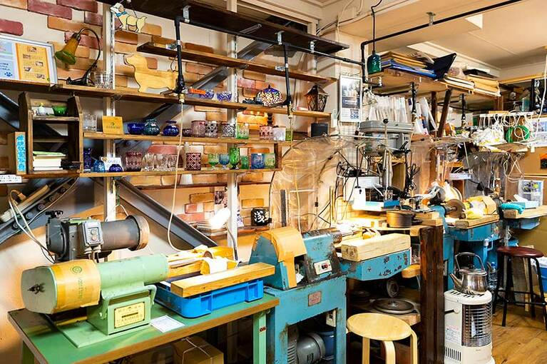 グラインダーが並ぶ工房内の様子。2階にも工房があり、同時に25人まで体験可能。
