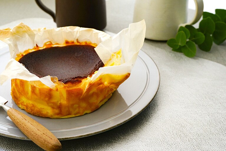 成城石井自家製 「紙包み」純生クリームのバスクチーズケーキ 1個・税込863円。