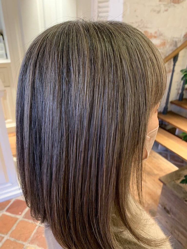 白髪ぼかしハイライト施術例。肌タイプはブルーベースで、白髪の量多め。白髪染め歴あり。根元から細めにハイライトを入れた後に、全体にアッシュ系カラーを入れている。