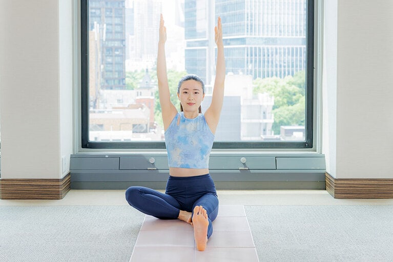 息を吸って腕を前から上げて、吐いて前屈する。