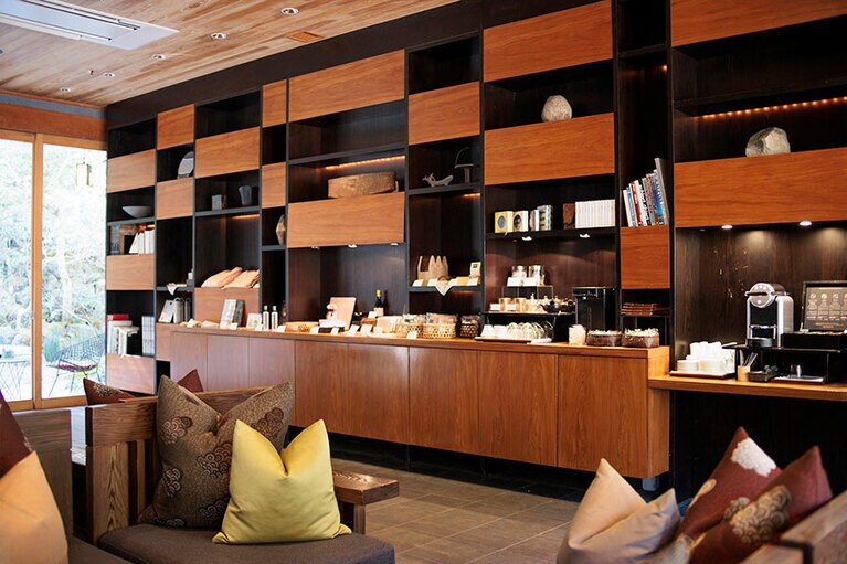 作り付けの棚や照明の意匠にも職人の技が光る「ライブラリーラウンジ」。