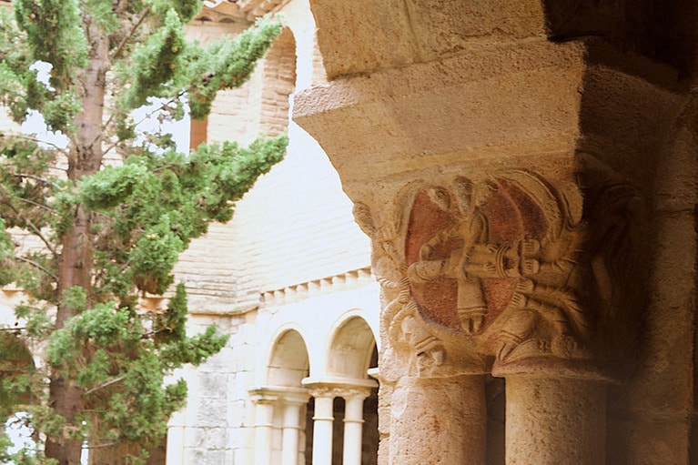 参事会教会回廊の柱頭彫刻にもほっこり。赤の彩色が残っているのが印象的だ。