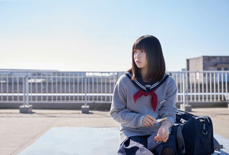 残り11枚…リストカット常習者で“死にたがり”の鹿野ななを演じた（映画『殺さない彼と死なない彼女』公式Xより）