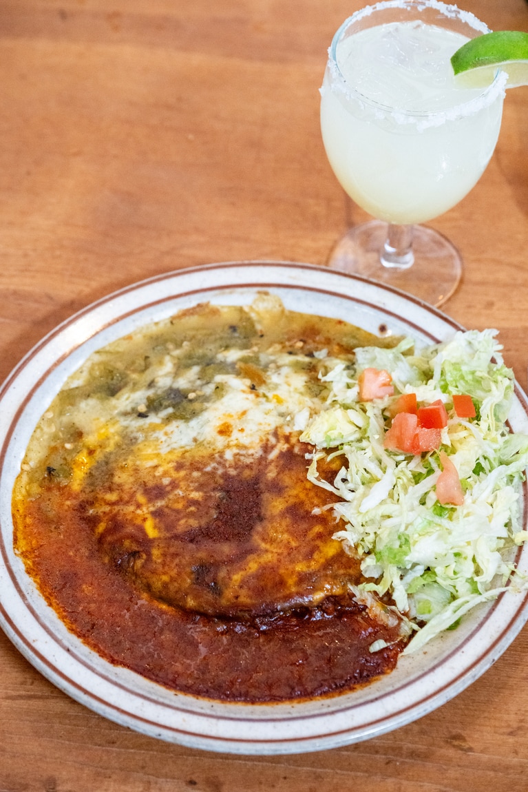 「グリーンチリブリトー」14.50ドル。ソースは、赤と緑のチリをあいがけにした〝クリスマス〟。