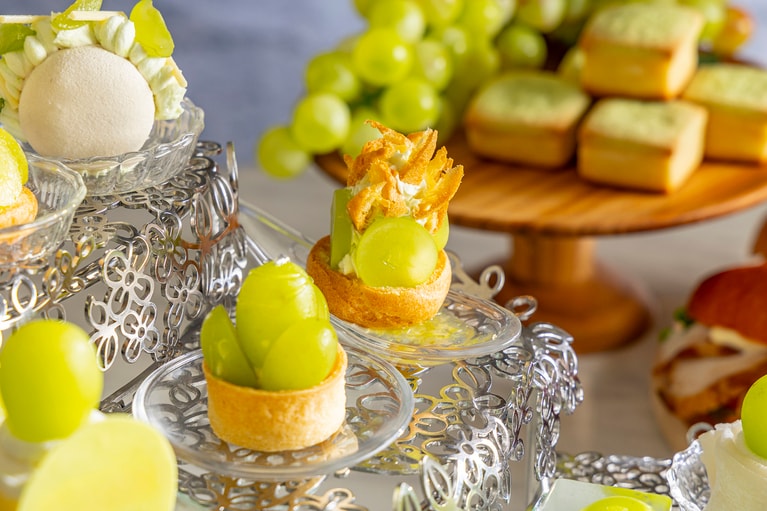 スイーツメニューより、「シャインマスカットのプチタルト」「シャインマスカットシュークリーム」ほか。