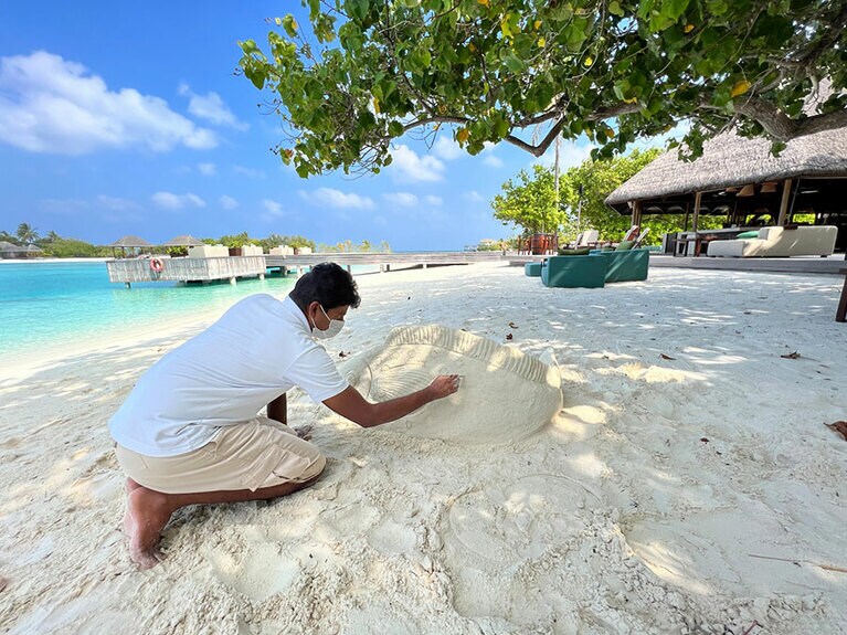 毎日、砂のオブジェを作っているこの方、夜になるとレストランでシタールを演奏するという二刀流！