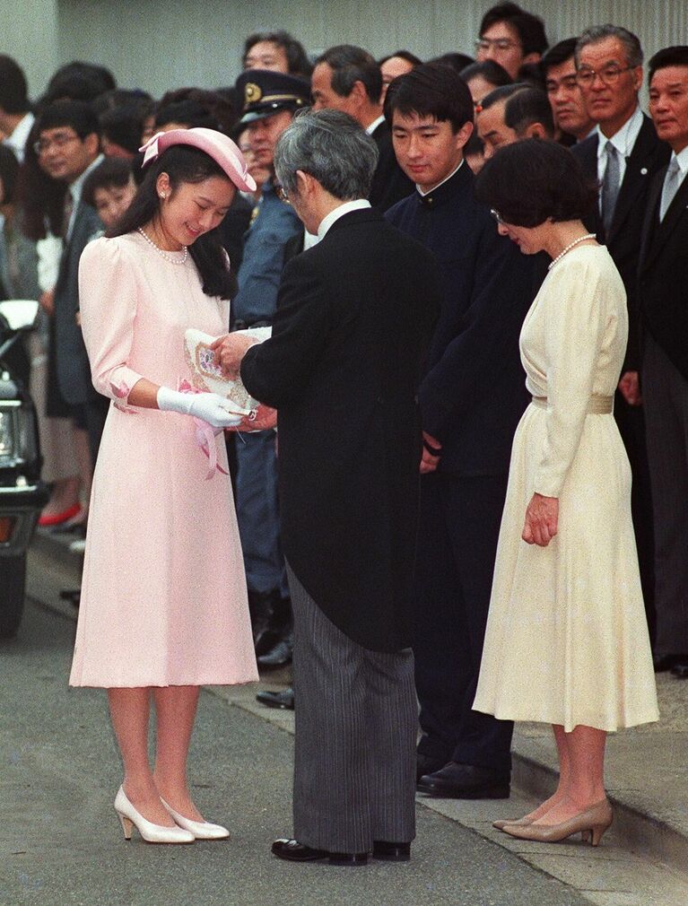 家族とあいさつを交わす紀子さま〔1990年6月29日撮影〕　©時事通信社