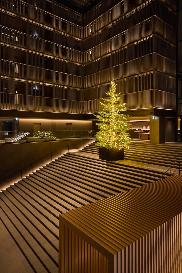 大階段のクリスマスツリー。