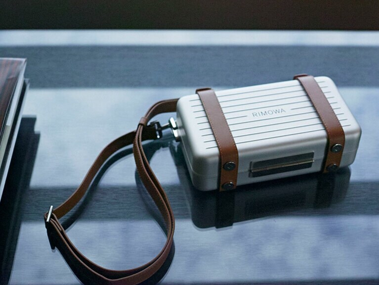 丈夫なアルミニウム製。内側は、2層に分かれ、ジップポケットと3つのカードスロットを内蔵。レザー製ボディストラップは取り外し＆調整可能で、ショルダーにもクラッチバッグにもなる2WAY仕様。リモワ パーソナル クロスボティバッグ(シルバー) 194,700円／リモワ(リモワ クライアントサービス)