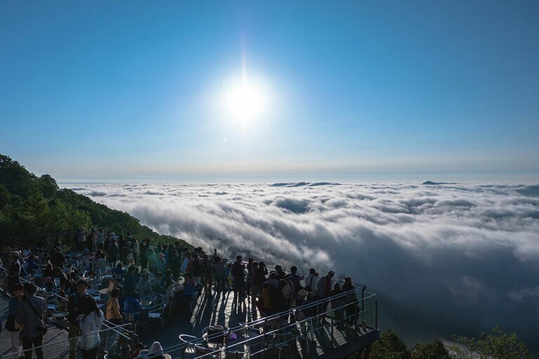 気象条件が揃ったときに流れ込むダイナミックな雲海。