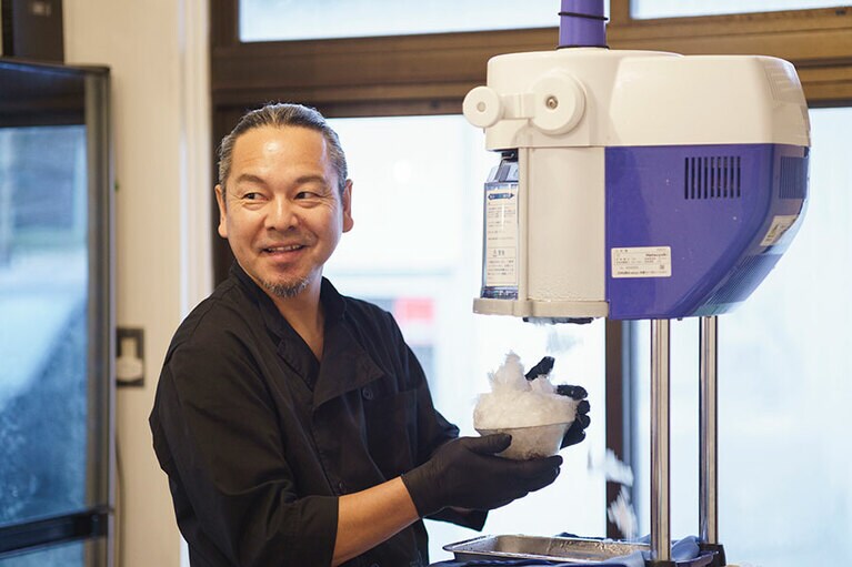 氷を削る石岡さん。