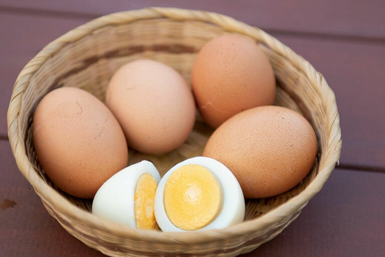 【別府明礬温泉 岡本屋旅館】宿の近くにある系列の「岡本屋売店」では、宿泊者に地獄蒸し玉子のサービスも。Photo:Hiroshi Mizusaki