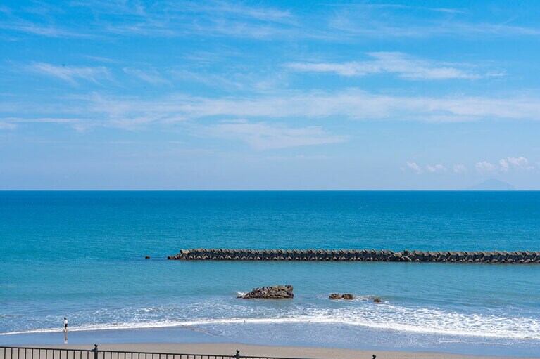 宿のすぐ目の前の河津浜。“磯あるきグッズ”をレンタルして、浜辺を散策しよう。