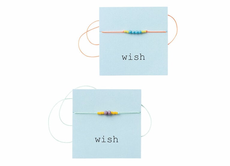 鮮やかな色使いが楽しいブレスレット 各12ドル／オリーブ・ブティック