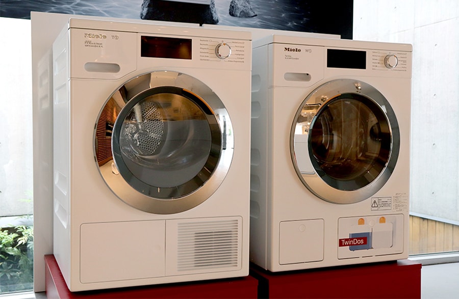 写真左から、今回発表された「T1衣類乾燥機 TCJ680 WP」と「W1洗濯機 WCI660 WPS」。