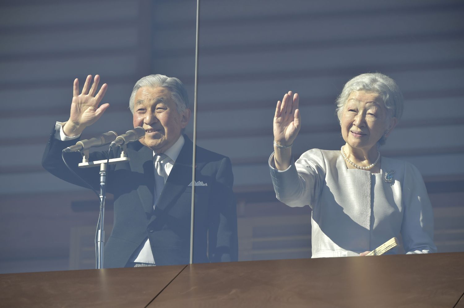 2019年1月2日、平成最後の一般参賀でお手振りをされた現在の上皇・上皇后　©JMPA