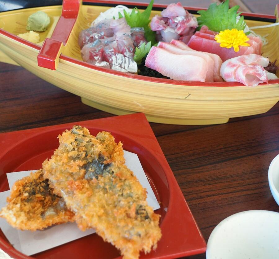 自分でさばいたアジをのせれば、刺身の舟が完成。アジ定食1,650円。