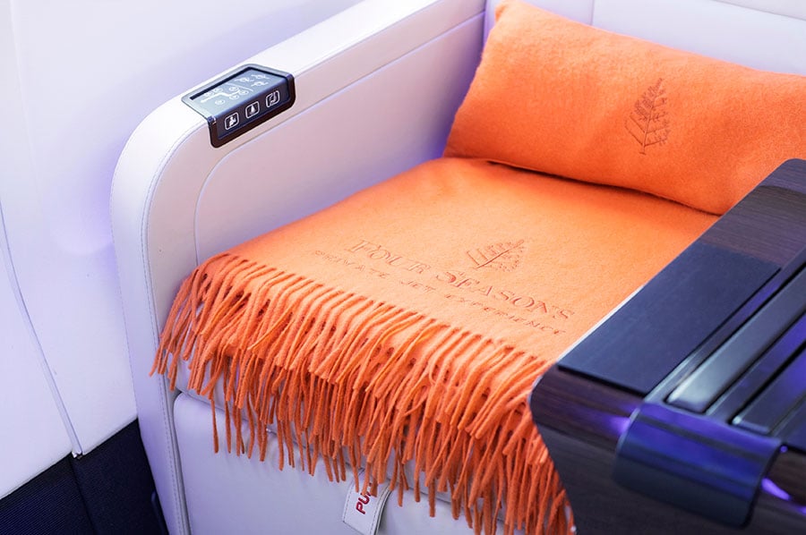 鮮やかなオレンジ色の毛布は、モンゴルの最高級カシミア製。