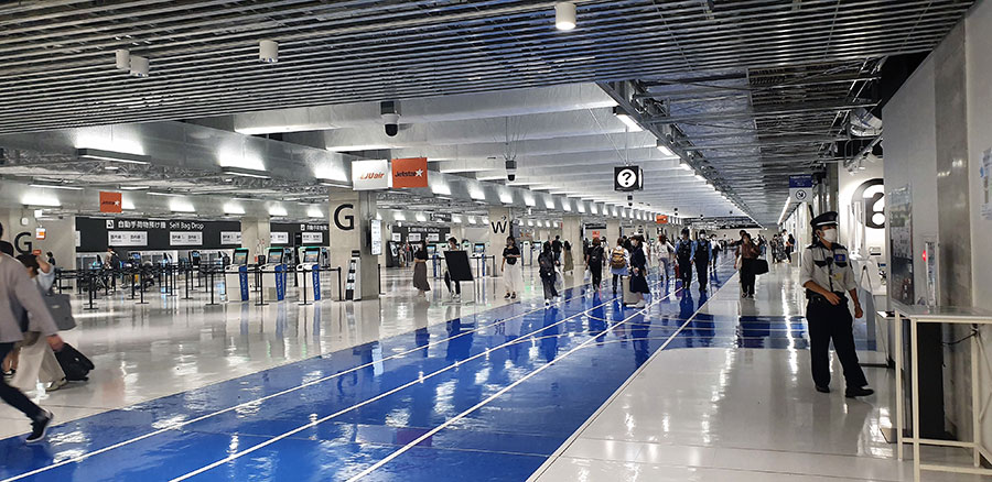 成田空港第3ターミナルの様子。両国の空港は「混み合うときは激混み」「ガラガラなときはとことんガラガラ」というところ。