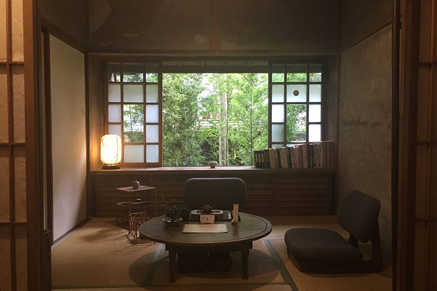 窓が障子風にデザインされ、奥には竹が見える風情のある茶室。