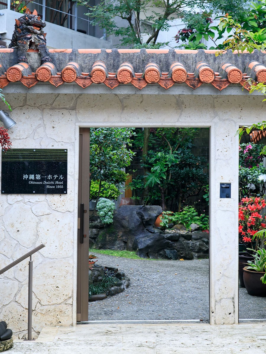 玄関は沖縄らしい赤瓦屋根。2011年に今の場所に移転。＠沖縄第一ホテル