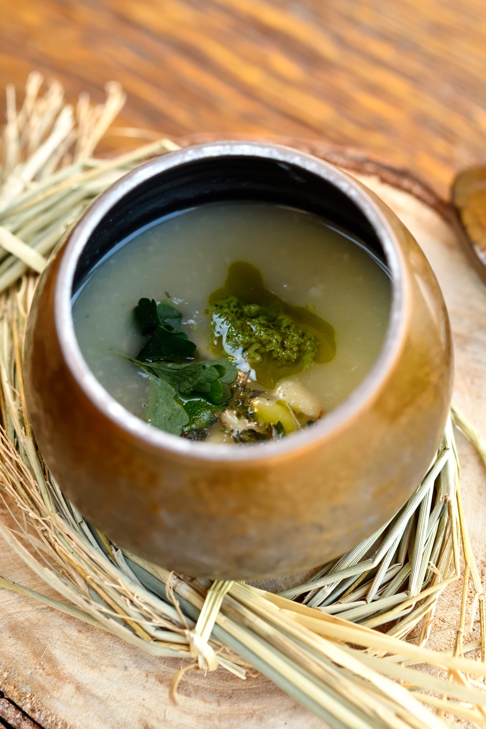 じゃがいもやたまねぎなどから作る「縄文スープ」は、とろりとして心が和む味わい。
