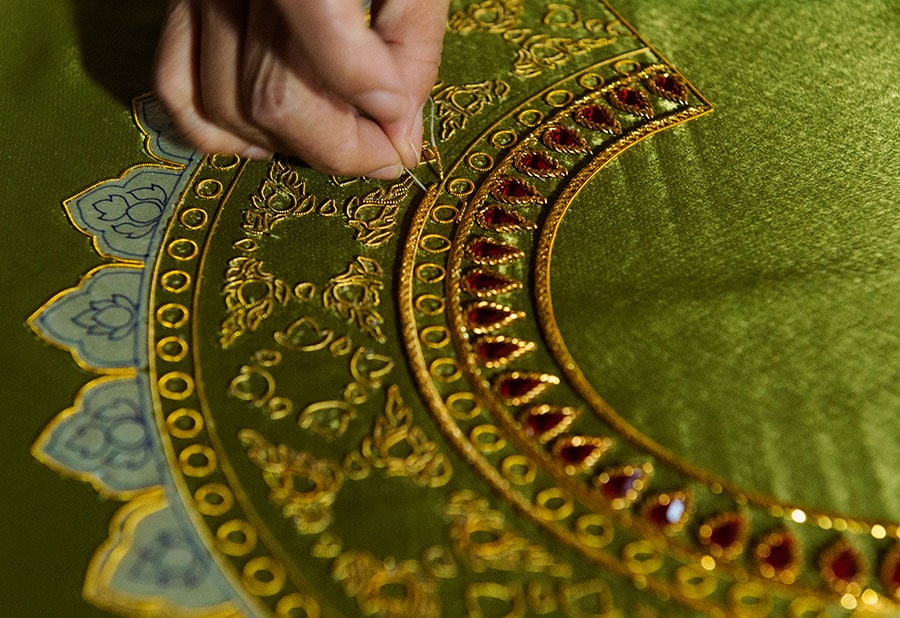 タイ伝統刺繡には、極細の針を用いる。