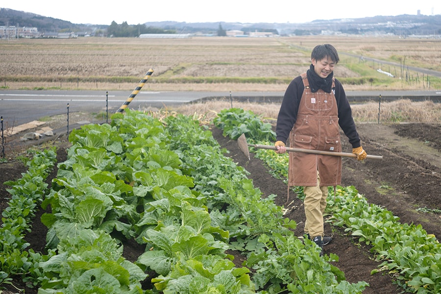 自宅前の畑で作業する藤田承紀さん。仙台ならではの農作業を大先輩であるおばあちゃんに教わっているそうです。
