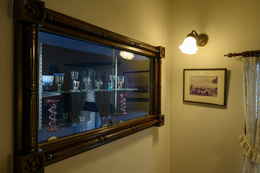 館内の階段には、創設者が集めたグラスコレクションを収めた飾り棚が。