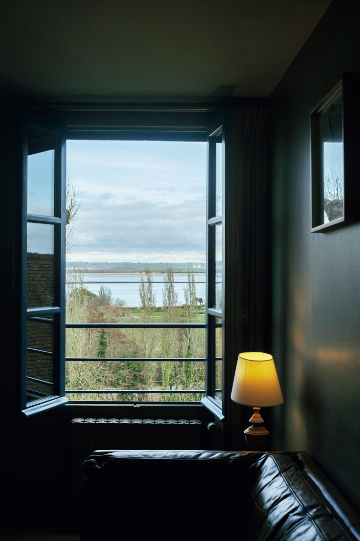 今の「フェルム・サン・シメオン」からセーヌ河を眺める。モネの滞在は1864年5月から11月。同世代の画家仲間と交流した。