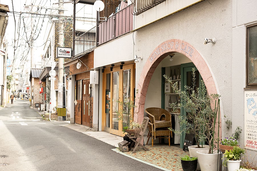 上乃裏通りには魅力的な飲食店が立ち並んでいます。なかには、OMO５熊本のスタッフ行きつけのお店も。