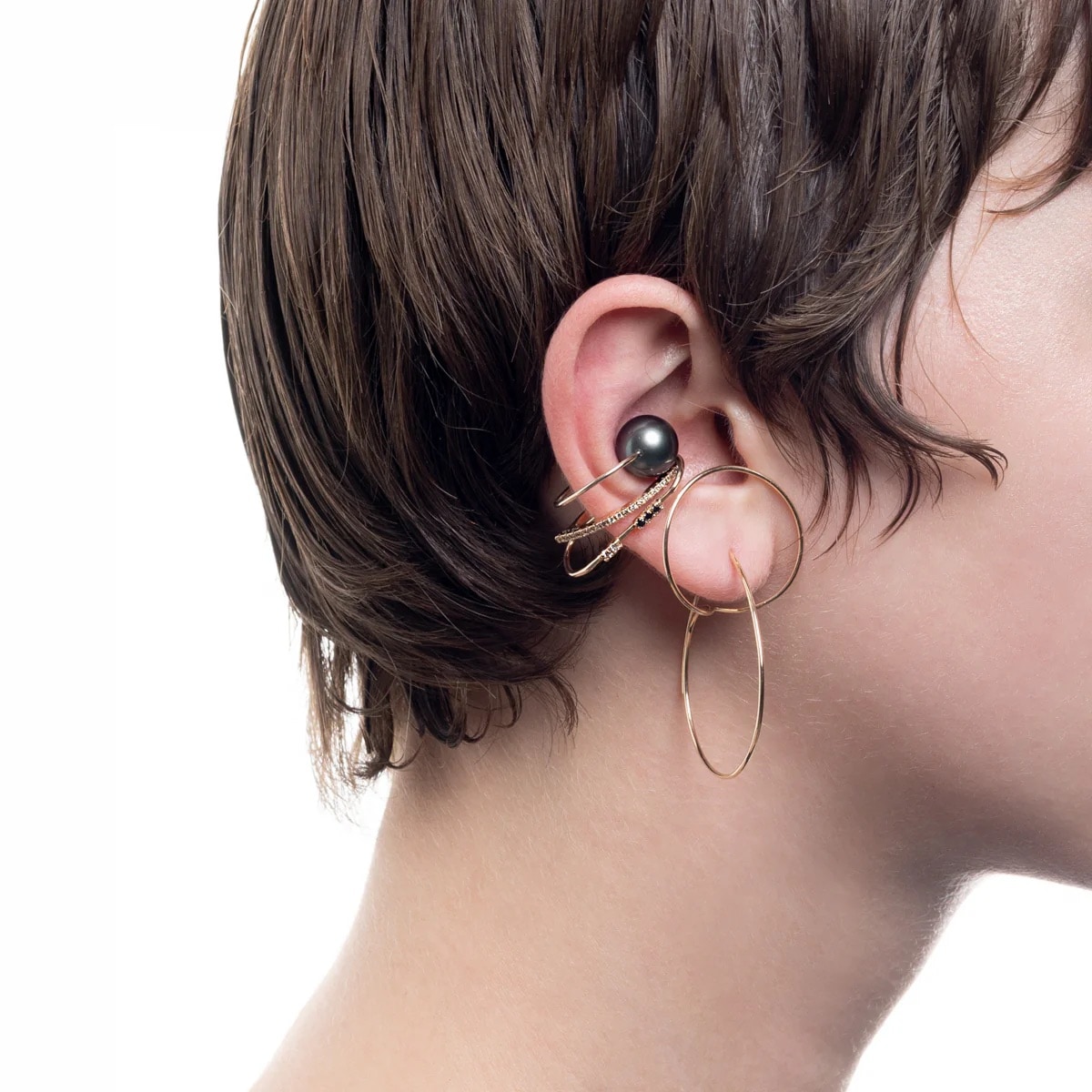 タヒチパール イヤーカフの重ねづけイメージ。