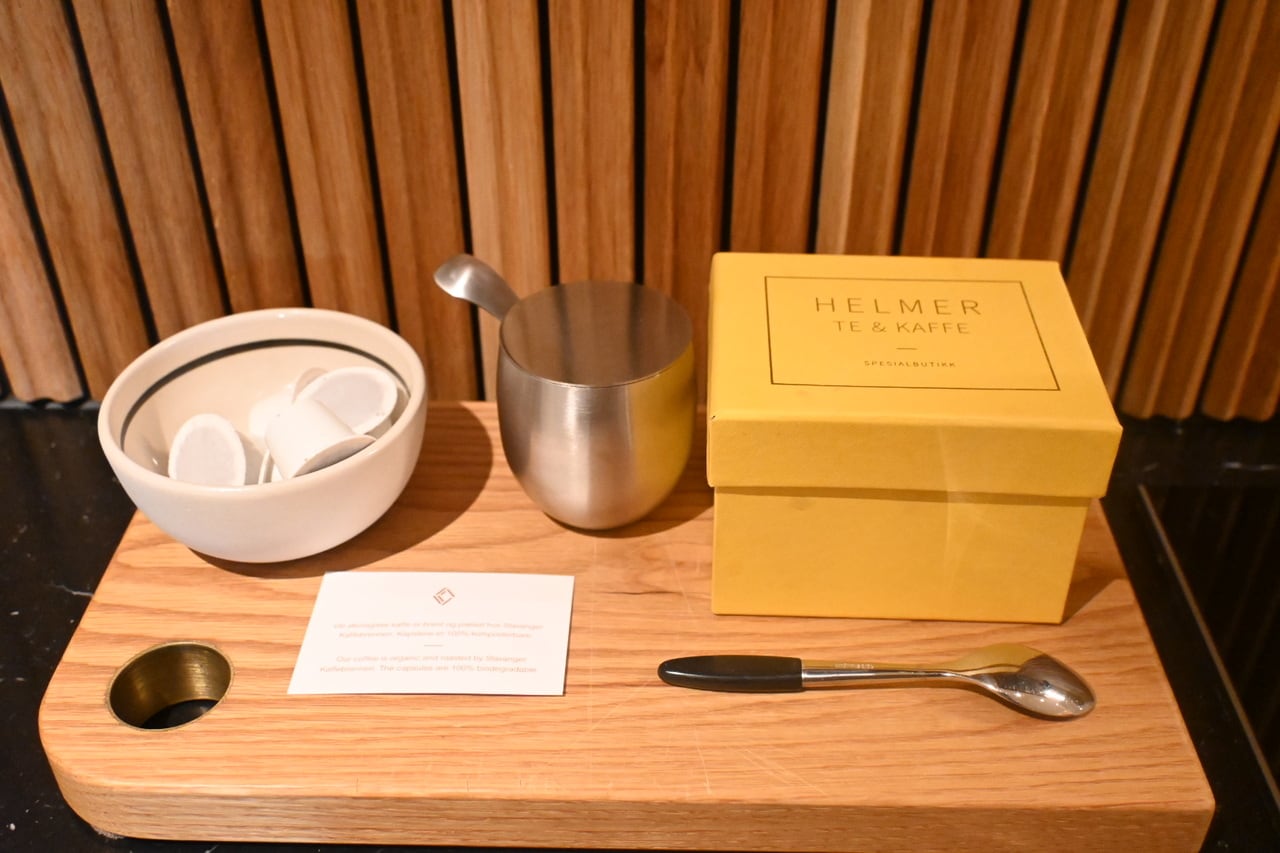 アメニティにはローカルブランド「HELMER」の紅茶や「Stavanger Kaffebrenneri」のオーガニックコーヒーを導入。