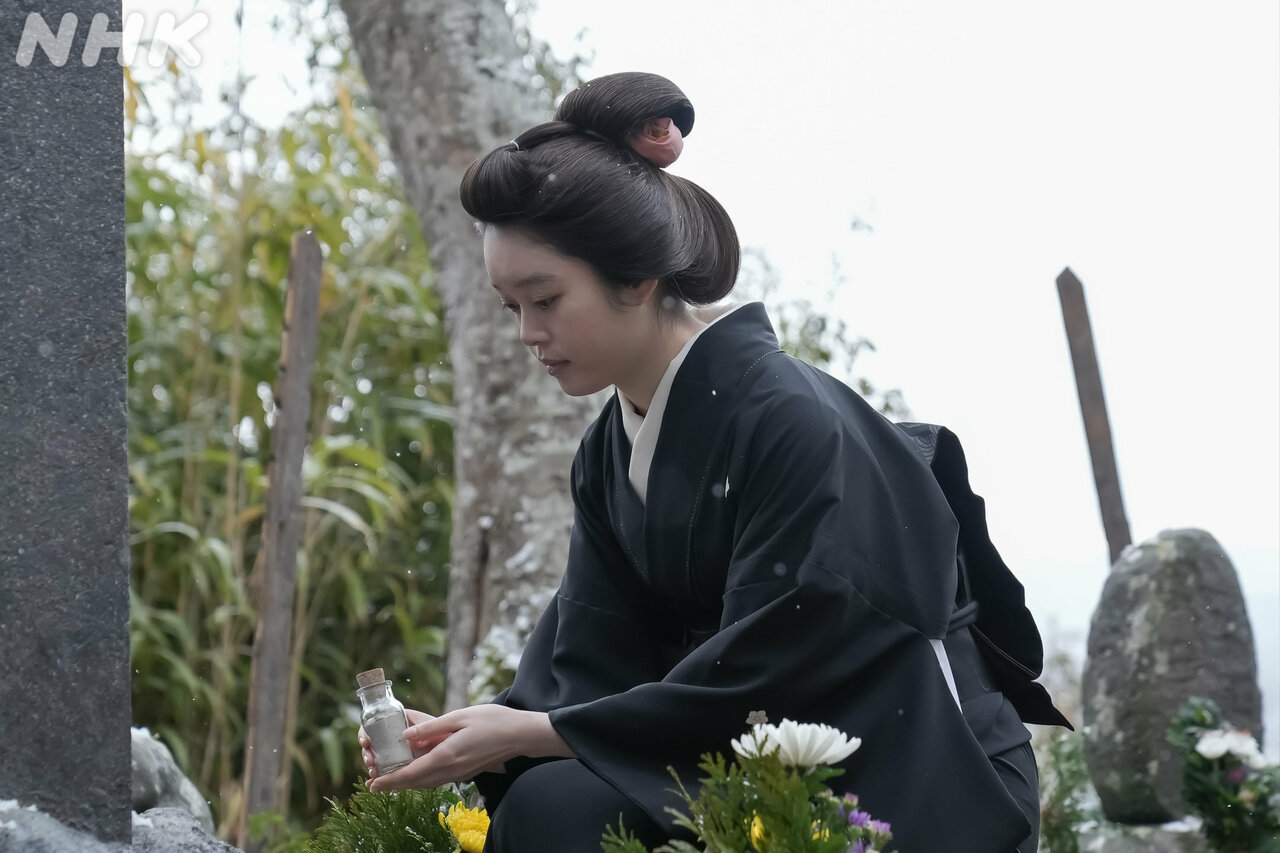 朝ドラ「ばけばけ」の場面写真。遺骨を入れた小さな瓶を手にするトキ。「ばけばけ」公式Xより。