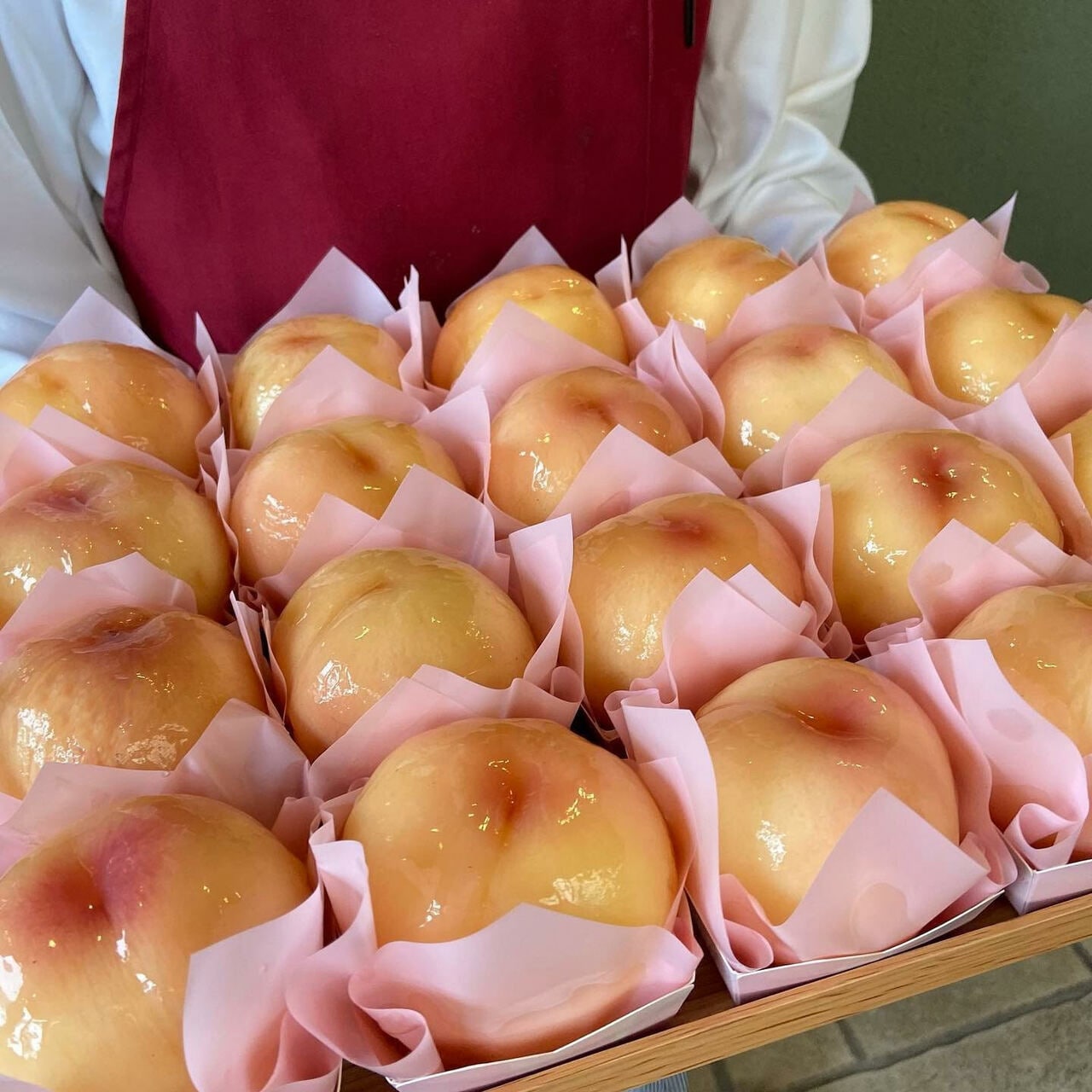 「まるごと桃」（価格未定）。毎日、お店で1個1個チェックして食べごろになった桃だけを使用。