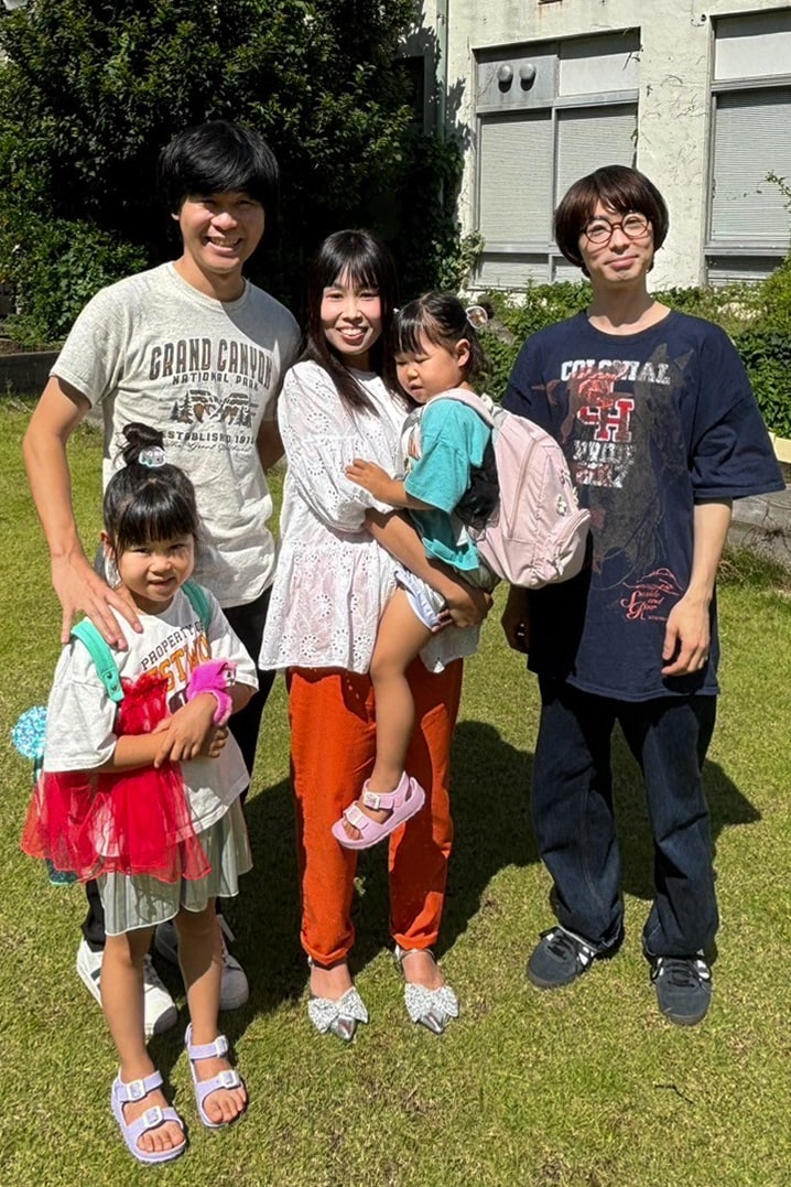右から、ひろたあきらさん、ぽるぽるふぁみりーの次女・ふわちゃん、みきちゃん、お父さん・りょうたくん、長女・みゆちゃん。