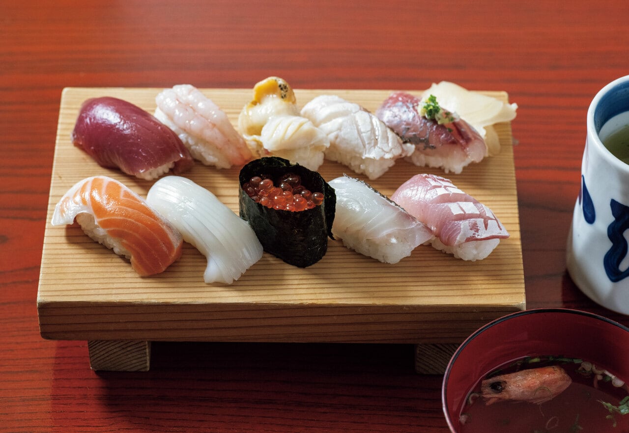 佐渡で獲れた地魚10貫「おすすめにぎり」3,500円。季節によってネタは変わります。
