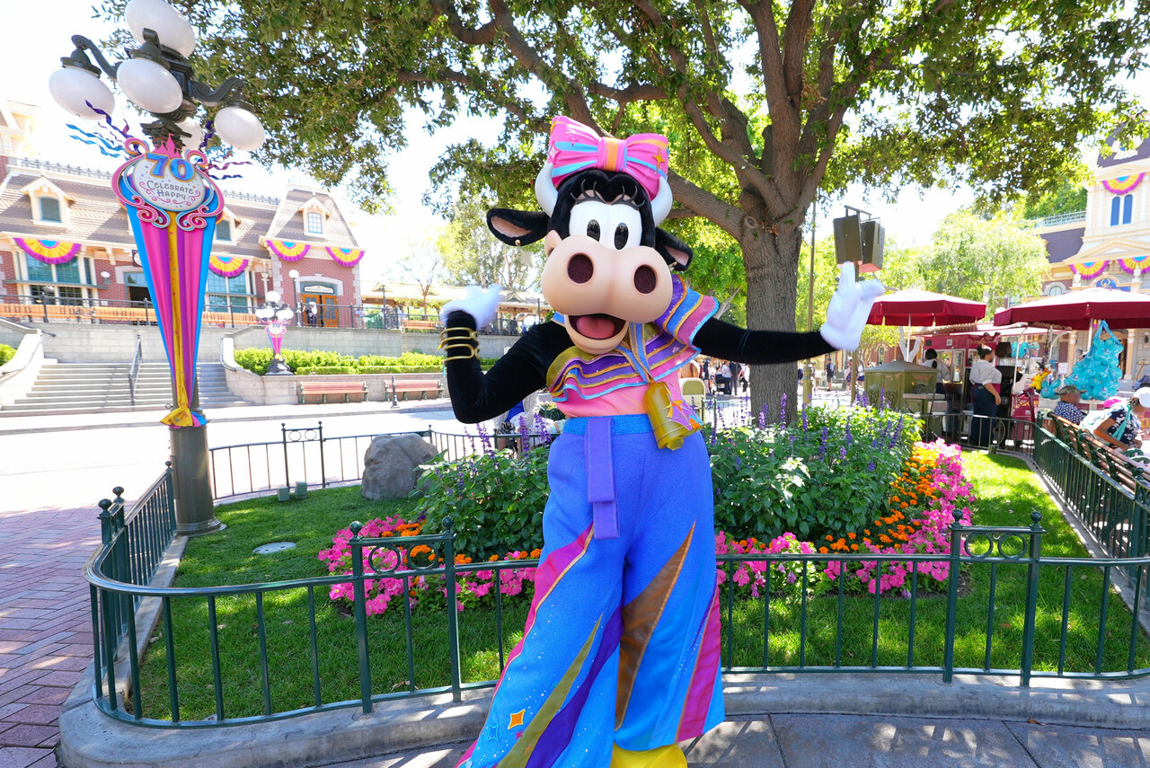 70周年コスチュームを着た「クララベル・カウ」に会えるのはカリフォルニア ディズニーランド・リゾートだけ!