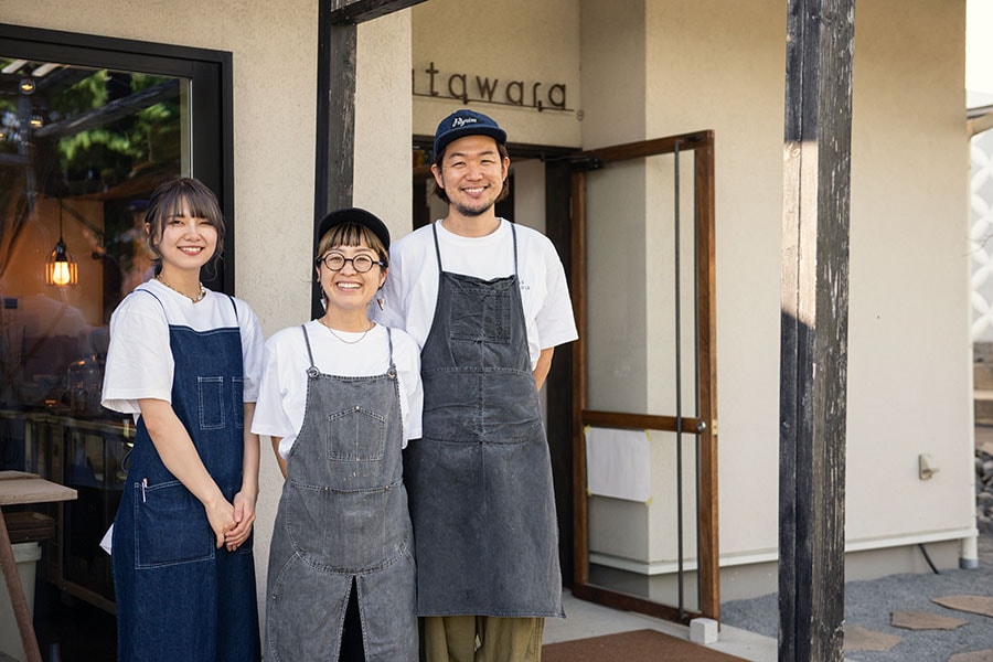 山崎高志さん・さおりさん夫婦とお菓子担当の高橋朋子さん。