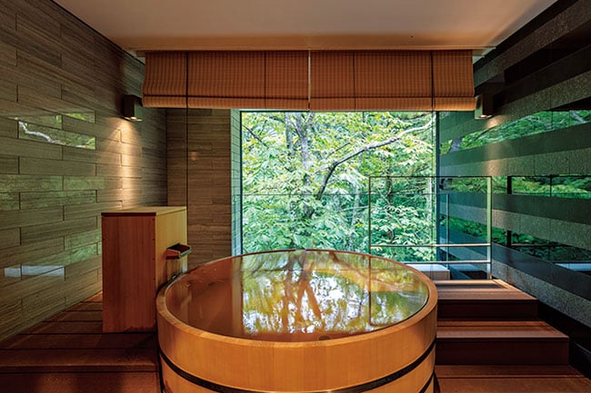 全室に自家源泉の温泉が。内風呂は木の香り漂う癒やしの空間。