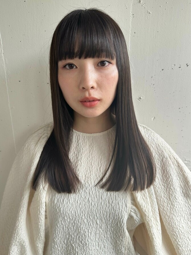 凛とした美しさが際立つワンレンロング。