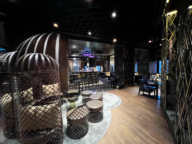 レセプションに先にあるラウンジは、鳥籠をイメージしている。奧にはバーカウンターが見える。