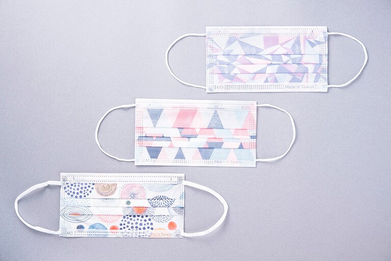 写真上・中：POYA寶雅限定 冰晶紫、幻彩虹 各50枚入り399元／POYA×聚泰科技 写真下：INCOME 順心圓満 10枚入り199元／銀康生醫