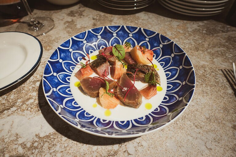 旬の食材に合わせて、常に料理は変わっていく。写真は「鰹の燻製、柚子胡椒、アホブランコソースと白桃」。