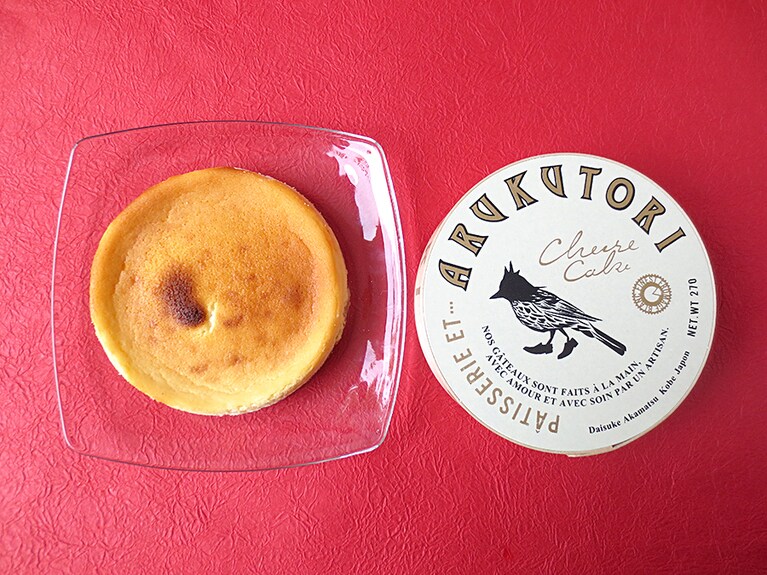 「熟成チーズケーキ」ホール1,800円。