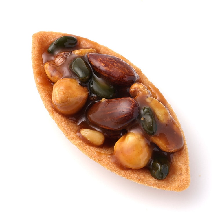 バルケット・カラメル 250円。キャラメルがけした5種類のナッツをこんもりのせた、香ばしさいっぱいのタルト。