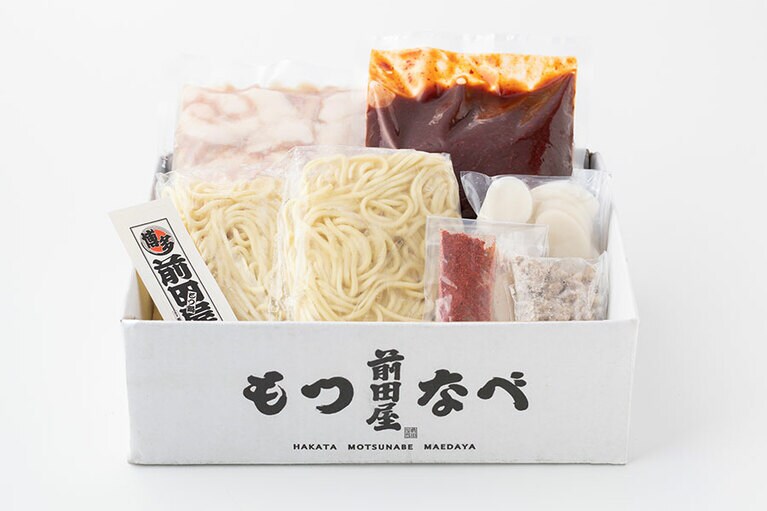 和牛辛もつ鍋 4,400円 (2〜3人前／もつ300g、スープ凝縮タイプ 300cc[1,000ml用]、ちゃんぽん2玉、薬味、説明書)。