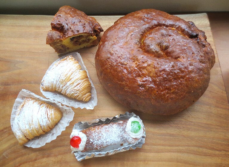 左上から時計回りで「グバーナ」カット 520円(ホール 3,100円)、「カンノーリ・シチリアーニ」460円、「スフォリアテッレ」1個 460円。