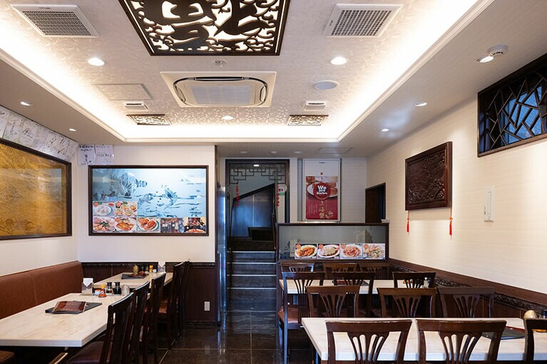 金色の大きな絵がかかる1階の席。