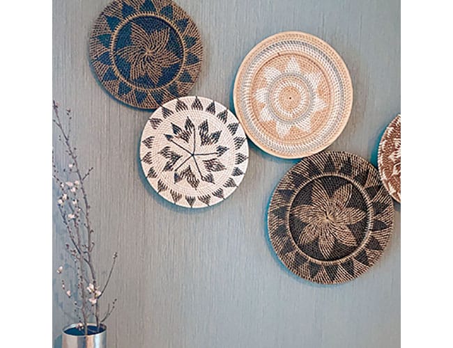 壁に飾ったトレイにも南国感がたっぷり。